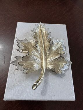 Vintage Sarah Coventry Maple Leaf Gold & Silver tone 1964 Nature’s Choice brooch